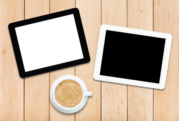 Două tablete PC și cafea pe o masă de lemn — Fotografie, imagine de stoc