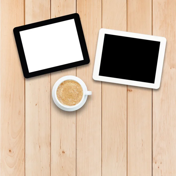 Dois PCs tablet e café em uma mesa de madeira — Fotografia de Stock