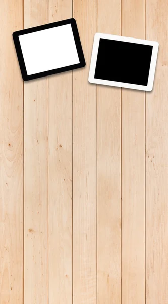 Два планшета ПК на деревянном столе — стоковое фото