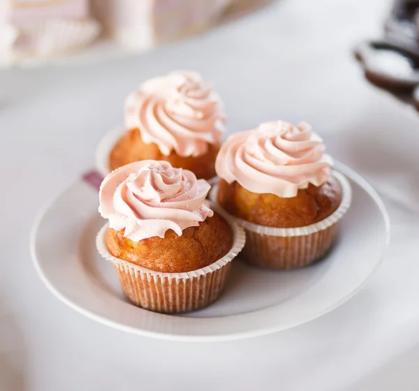Cupcakes closeup at the banquet table — Stock Photo, Image