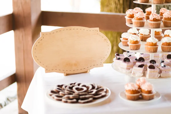 Cupcakes türmen sich am Banketttisch — Stockfoto