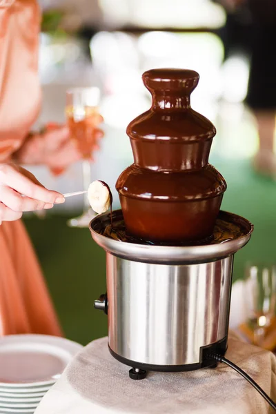 Fontana di cioccolato catering alla festa — Foto Stock