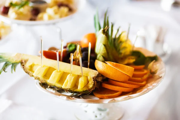 Bandeja de frutas - plato con surtido de frutas —  Fotos de Stock