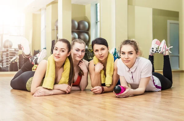 Grupo de meninas em classe de fitness no intervalo — Fotografia de Stock