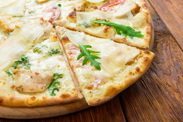 美味的比萨，与鸡、 干酪和新鲜的芝麻菜 — 图库照片