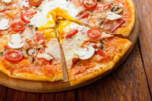 美味的比萨，与蘑菇、 培根和鸡蛋 — 图库照片