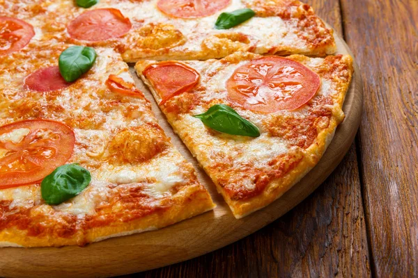 Pyszne włoskie pizza Margherita z świeżej bazylii — Zdjęcie stockowe