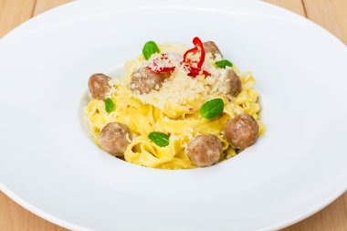 Geleneksel İtalyan makarna köfte ile
