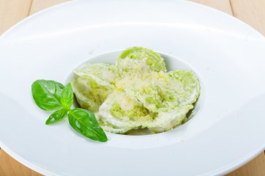 Yeşil ıspanak ve ricotta peynirli ravioli