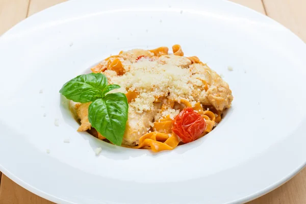 なめされたトマトと伝統的なイタリアン パスタ — ストック写真