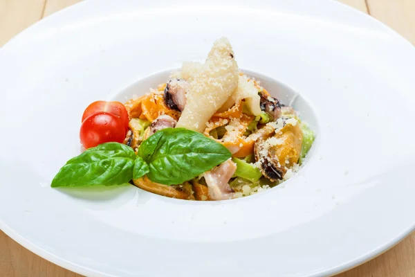 Tradiční italská rybí těstoviny s kalamáry a Slávka — Stock fotografie