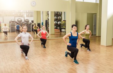 Step aerobik yapmak kadın grubu