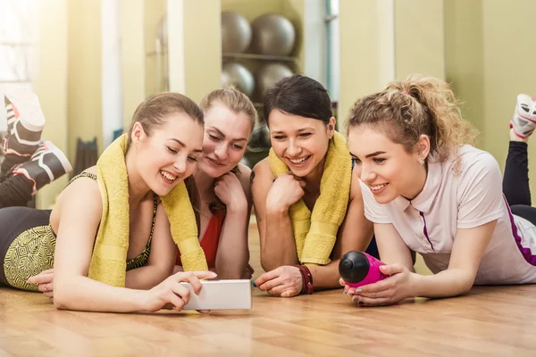 Grupo de meninas em classe de fitness no intervalo — Fotografia de Stock