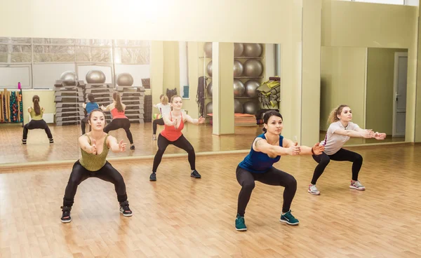 Grupo de mujeres haciendo aeróbic paso — Foto de Stock