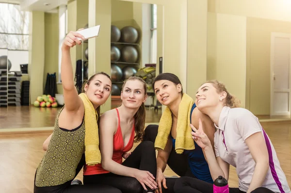Grupo de meninas em classe de fitness fazendo selfi — Fotografia de Stock