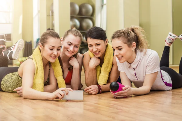 Grupo de meninas em classe de fitness no intervalo — Fotografia de Stock