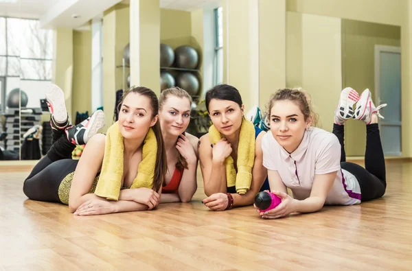 Grupo de meninas em classe de fitness no intervalo — Fotografia de Stock