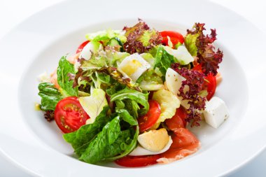 Restoran sağlıklı gıda - taze salata somon ile