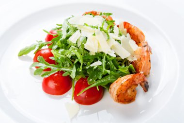 Restoran sağlıklı gıda - taze salata somon ile