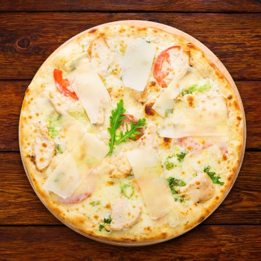 Tavuk, parmesan ve taze roka ile lezzetli pizza