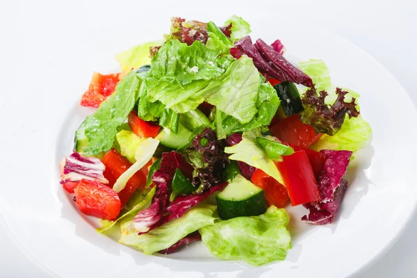 Ресторан здорової їжі - овочевий салат — стокове фото