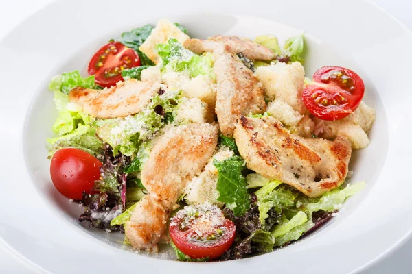 Primer plano de la comida del restaurante - ensalada con filete de pollo asado y —  Fotos de Stock