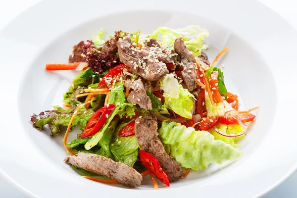 Nourriture au restaurant - salade de viande avec bœuf rôti et légumes — Photo