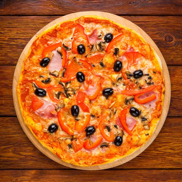 与萨拉米香肠、 蘑菇、 橄榄的美味比萨 — 图库照片