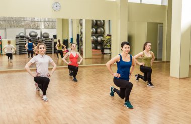 Step aerobik yapmak kadın grubu