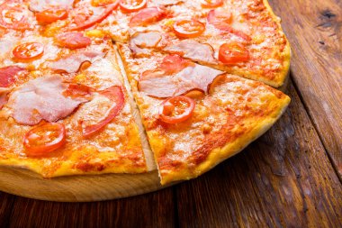 Pastırma ve kiraz domates ile lezzetli pizza