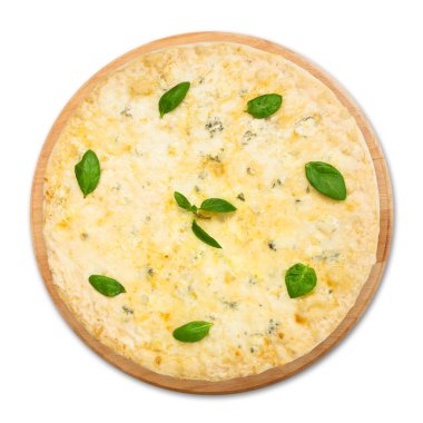 Lezzetli dört peynirli pizza ile fesleğen yaprakları