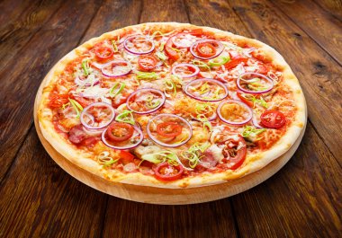 Soğan, pastırma ve kiraz domates ile lezzetli pizza