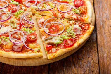 Soğan, pastırma ve kiraz domates ile lezzetli pizza