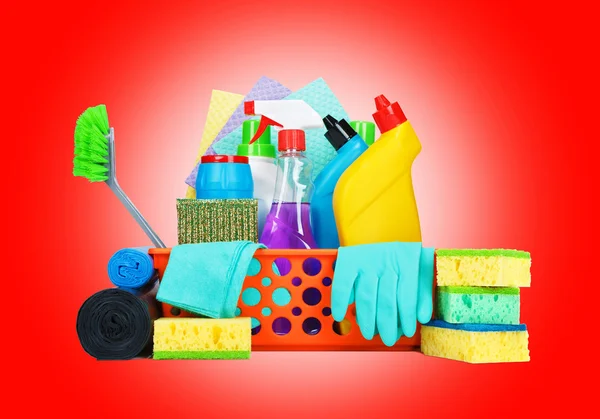 Különféle tisztítószerek egy kosárban — Stock Fotó
