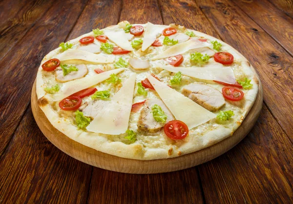 Delicious pizza with chicken - Caesar style — Stock Photo, Image