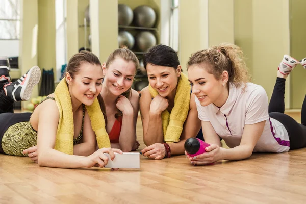 Grupo de meninas em classe de fitness no intervalo — Fotografia de Stock