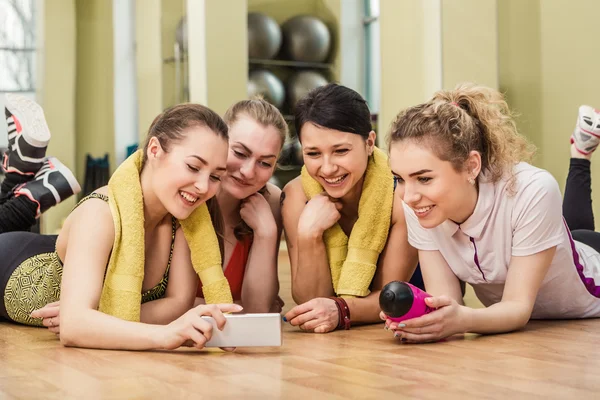 Grupo de meninas em classe de fitness no intervalo — Fotografia de Stock