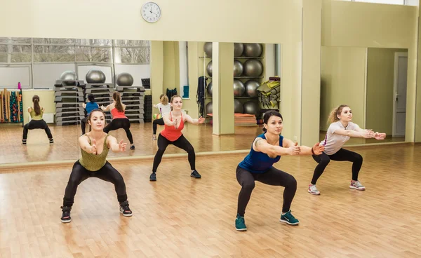 Grupo de mujeres haciendo aeróbic paso — Foto de Stock