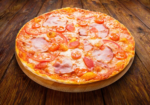 Delicious pizza with bacon and cherry tomato — Stock Photo, Image