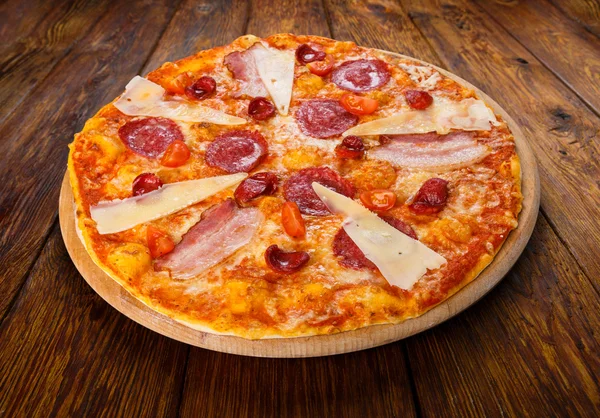 Leckere italienische Pizza mit Salami, Speck und Parmesan — Stockfoto