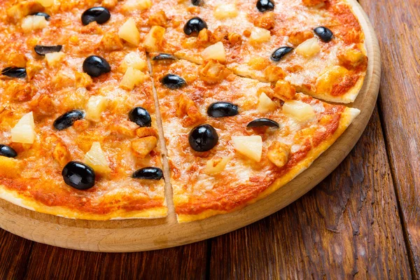 美味的比萨，有菠萝，鸡和橄榄 — 图库照片