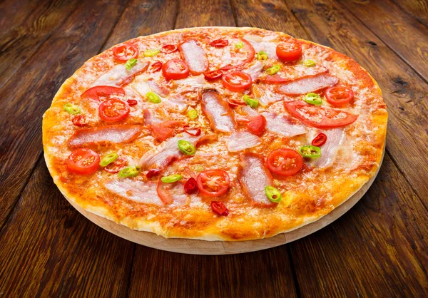 Delicious pizza with red and green hot chili peppers — Stock Photo, Image