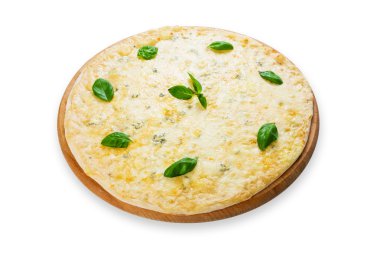 Lezzetli dört peynirli pizza ile fesleğen yaprakları