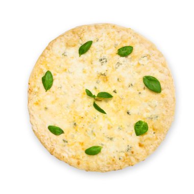 Lezzetli dört peynirli pizza ile fesleğen yaprakları
