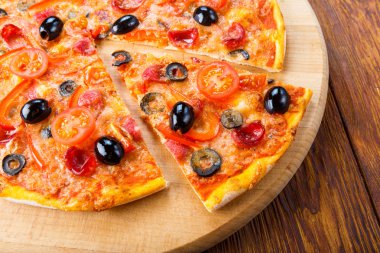 Güzel pizza salam, mantar ve zeytin