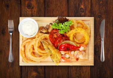 Izgara sebzeli kavrulmuş deniz ürünleri Restoran gıda - yakışmak