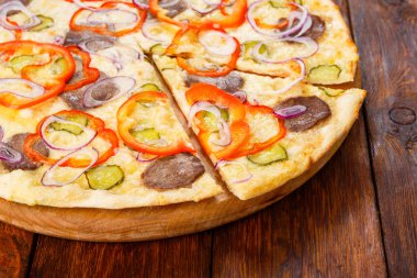 Soğan ve carpaccio lezzetli pizza