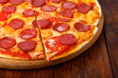 Biber ve domates ile lezzetli pizza