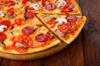 Mantar, biber ve biberli lezzetli pizza