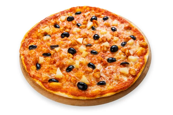 Pizza deliciosa com abacaxi, frango e azeitonas — Fotografia de Stock